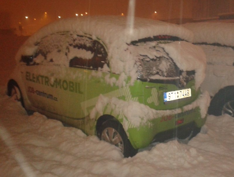 Peugeot_Ion_plny_snehu.jpg.55bb5d9db7b85675db71f0861a4dde61.jpg