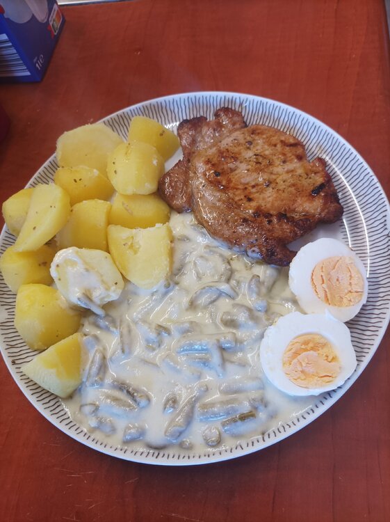 stejk s fazolkami,vejcem natvrdo a brambor.jpg