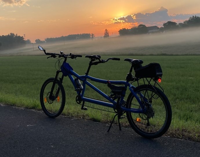 Tandem.jpg.7e6dc7a34582ecbb3a032127060e0e77.jpg